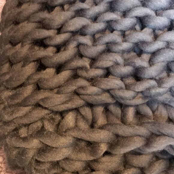 Chunky Knit Throw. OS - Picture 5 of 5